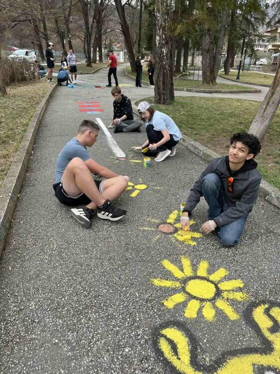 Ученици от Тексас и Девин изрисуваха камък с флаговете на България и Тексас като символ на приятелството
