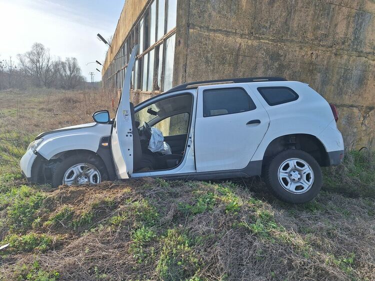 Митничар „излетя“ от пътя и се заби в изоставена сграда