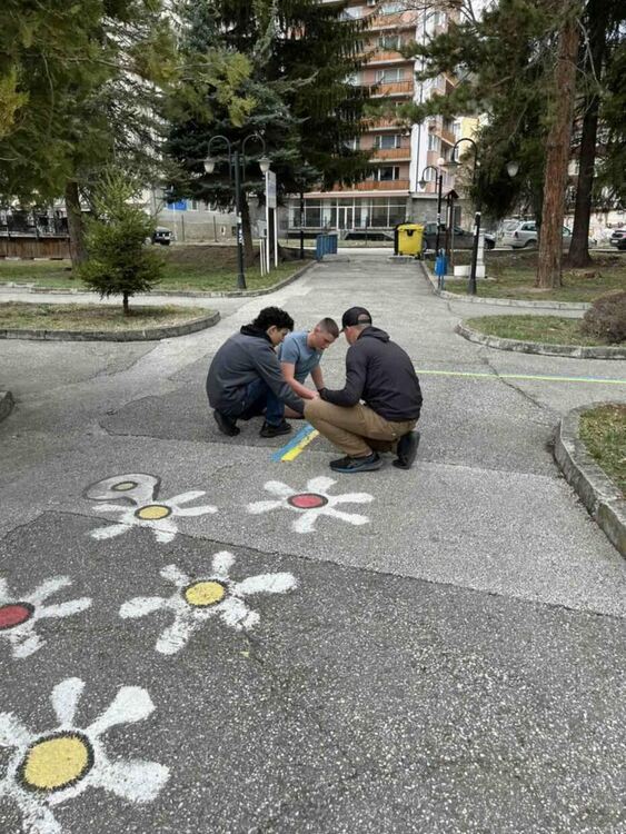 Ученици от Тексас и Девин изрисуваха камък с флаговете на България и Тексас като символ на приятелството