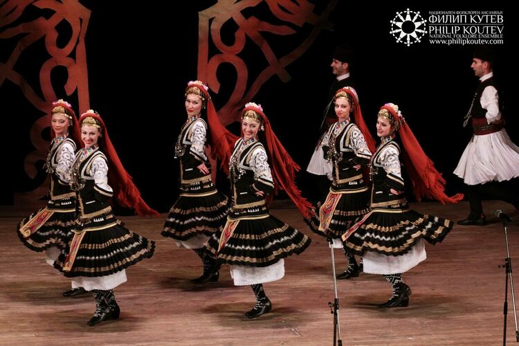 С грандиозен концерт на ДФА „Филип Кутев“ и светлинен спектакъл откриват обновеното читалище „Заря“