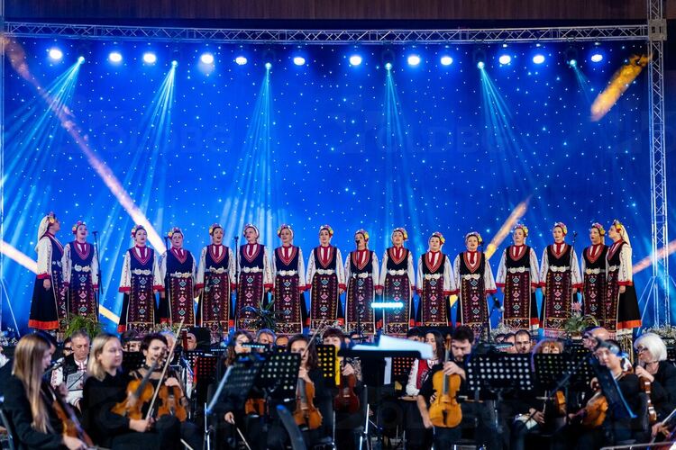 С грандиозен концерт на ДФА „Филип Кутев“ и светлинен спектакъл откриват обновеното читалище „Заря“