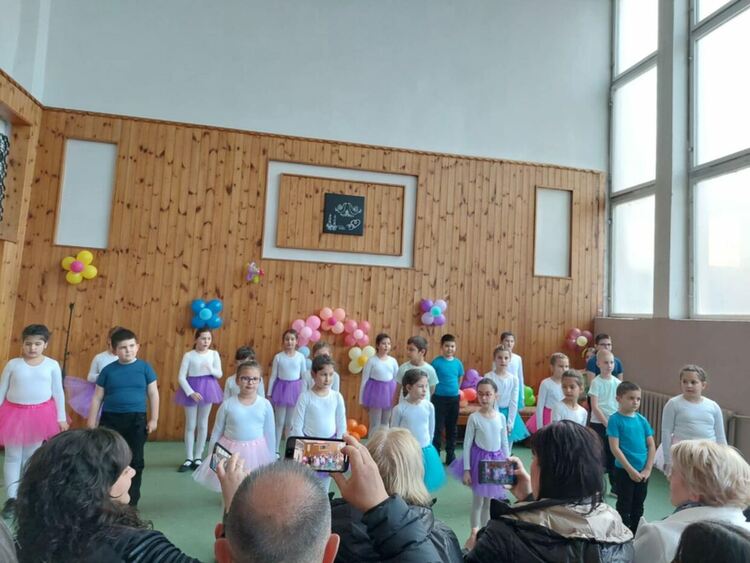 Талантите на ЦПЛР – ОДК Девин блеснаха в празничния концерт „Море от любов за мама и баба“