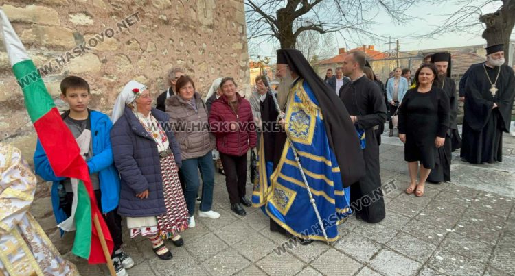 Много хора посрещнаха чудотворната икона на Богородица „Златна ябълка“ в Ивайловград