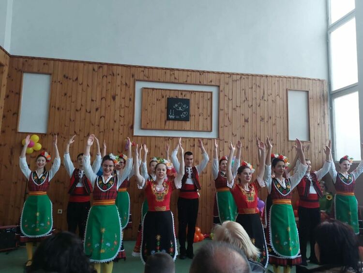 Талантите на ЦПЛР – ОДК Девин блеснаха в празничния концерт „Море от любов за мама и баба“