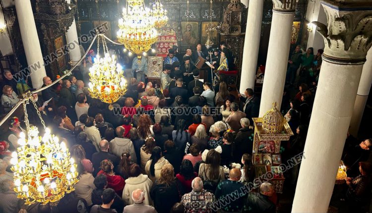 Много хора посрещнаха чудотворната икона на Богородица „Златна ябълка“ в Ивайловград