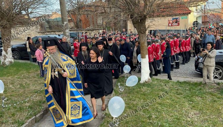 Много хора посрещнаха чудотворната икона на Богородица „Златна ябълка“ в Ивайловград