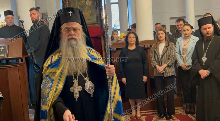 Много хора посрещнаха чудотворната икона на Богородица „Златна ябълка“ в Ивайловград