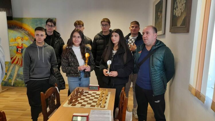 СУ „Христо Ботев“ – Девин триумфира в областния етап на Ученическите игри по шахмат