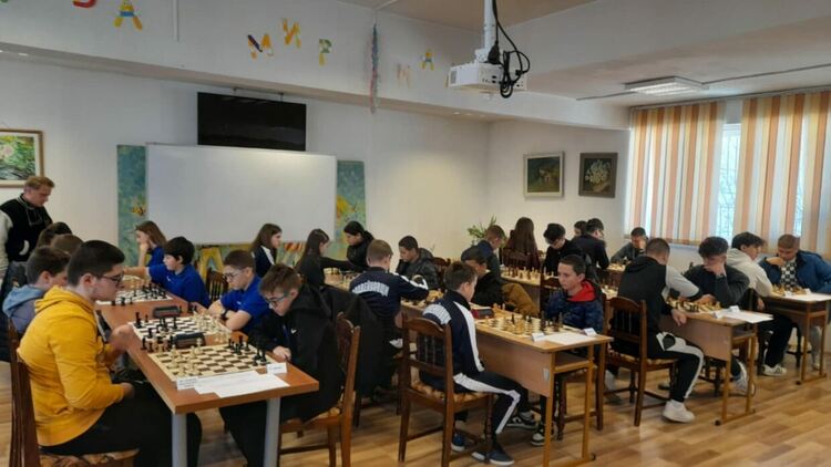 СУ „Христо Ботев“ – Девин триумфира в областния етап на Ученическите игри по шахмат