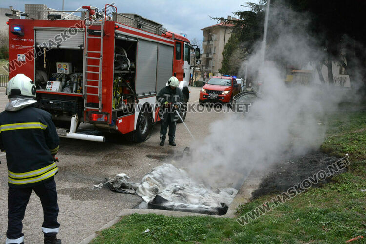 Изгоряха три пластмасови контейнера срещу ПМГ на бул. „Стефан Стамболов“