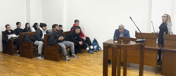 Ученици от ФСГ слушаха лекция в съда за видеоконферентните връзки