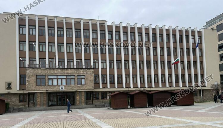 Спуснаха флагове в Хасково в знак на почит към жертвите на трагедията в Кочани