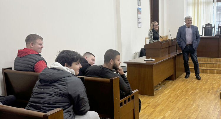 Ученици от ФСГ слушаха лекция в съда за видеоконферентните връзки