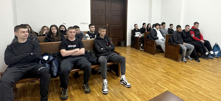 Ученици от ФСГ слушаха лекция в съда за видеоконферентните връзки