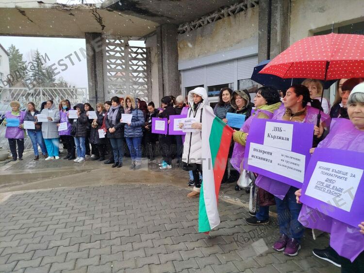 Лекари, медицински сестри и санитари от Психиатричната болница излязоха на протест