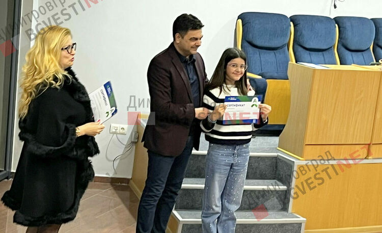 Кметът Иво Димов връчи сертификати за дигитални умения на академия Телерик