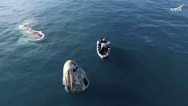 „Заклещените“ астронавти на НАСА се върнаха у дома след над 9 месеца в космоса