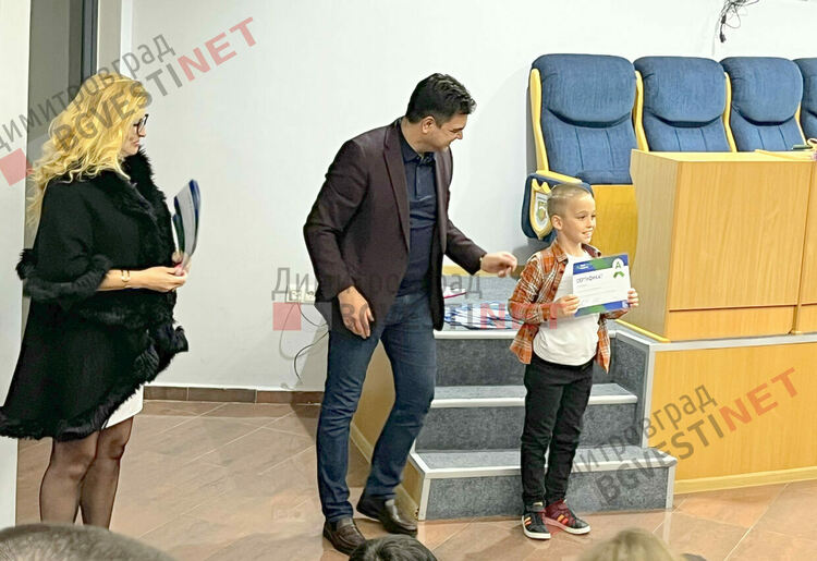 Кметът Иво Димов връчи сертификати за дигитални умения на академия Телерик