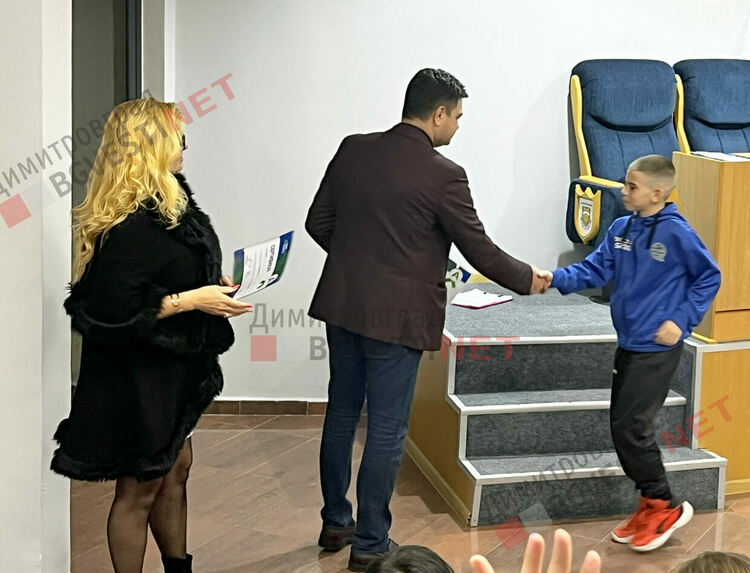 Кметът Иво Димов връчи сертификати за дигитални умения на академия Телерик