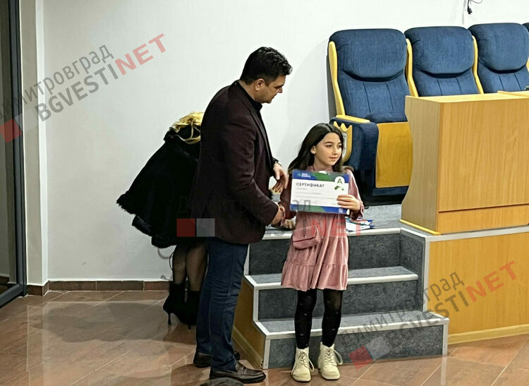 Кметът Иво Димов връчи сертификати за дигитални умения на академия Телерик