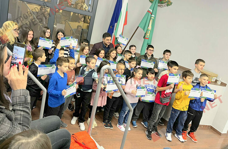 Кметът Иво Димов връчи сертификати за дигитални умения на академия Телерик