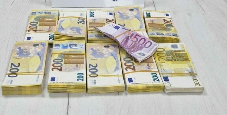 Откриха валута за над 122 000 лв. в кухина зад хладилник в тир