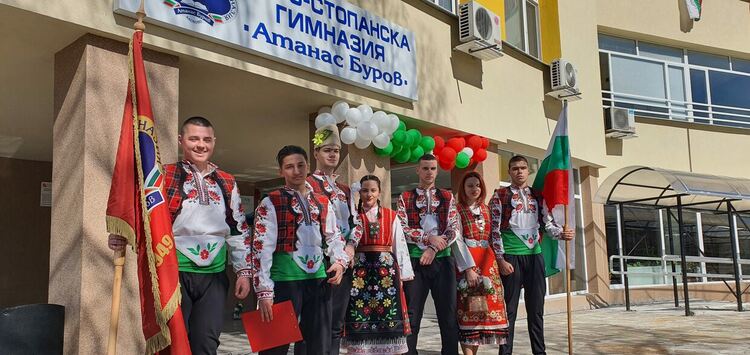 Ученици в народни носии и учители от ФСГ извиха хоро за първа пролет