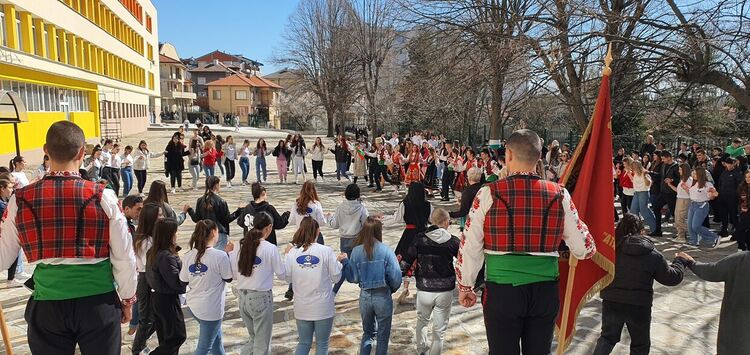 Ученици в народни носии и учители от ФСГ извиха хоро за първа пролет