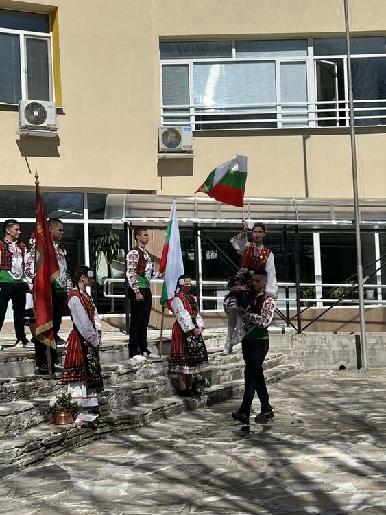 Ученици в народни носии и учители от ФСГ извиха хоро за първа пролет