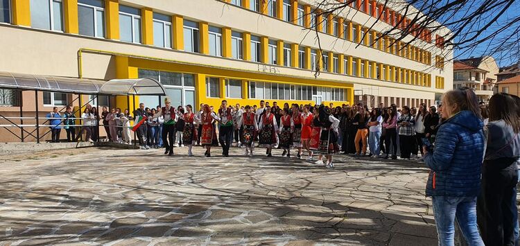 Ученици в народни носии и учители от ФСГ извиха хоро за първа пролет