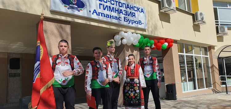 Ученици в народни носии и учители от ФСГ извиха хоро за първа пролет