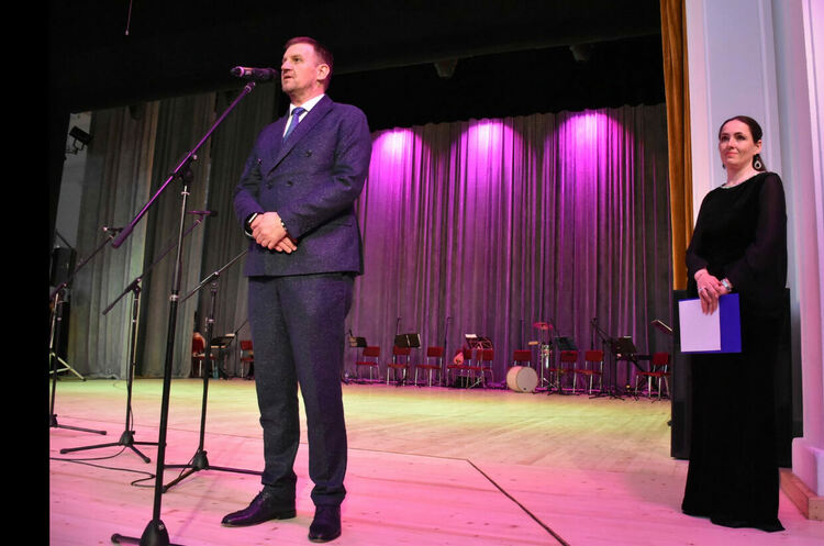 С ефектно „3 D“ шоу и концерт откриха ремонтираното читалище „Заря“