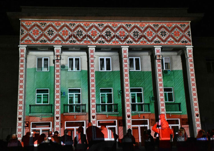 С ефектно „3 D“ шоу и концерт откриха ремонтираното читалище „Заря“