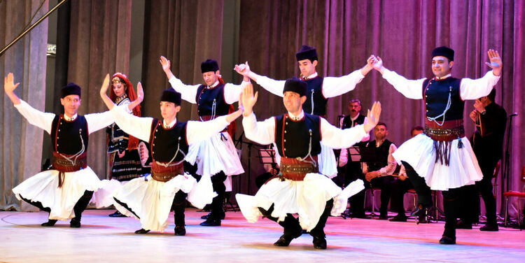 С ефектно „3 D“ шоу и концерт откриха ремонтираното читалище „Заря“