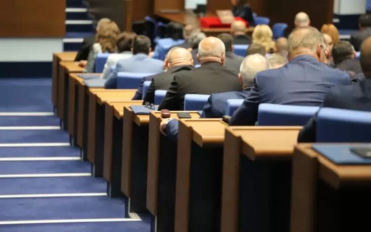 Маратонът по приемането на бюджета продължи 22 часа.