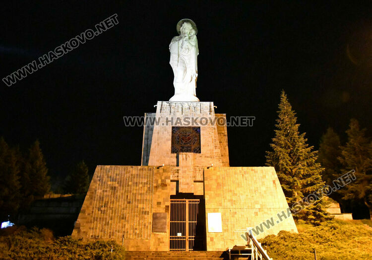 Изгасиха светлините на Монумента на Св. Богородица и Камбанарията в рамките на Часът на Земята