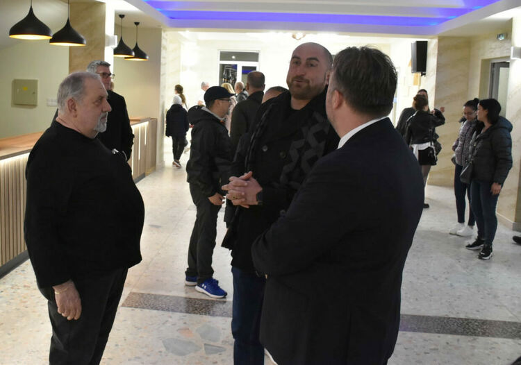 С ефектно „3 D“ шоу и концерт откриха ремонтираното читалище „Заря“