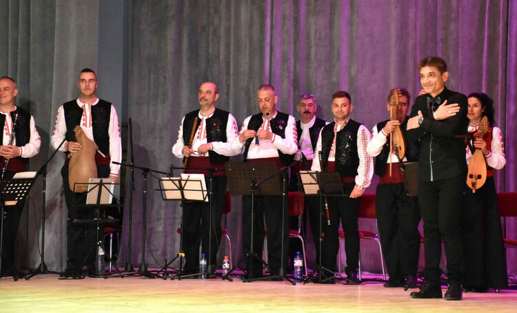 С ефектно „3 D“ шоу и концерт откриха ремонтираното читалище „Заря“