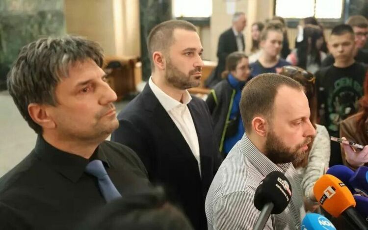 Шефът на СДВР Любомир Николов (в ляво) и зам. градските прокурори Христо Кръстев и Иво Илиев (на преден план) по време на прескоференцията.