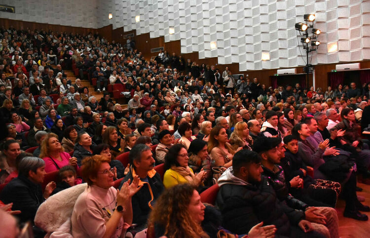 С ефектно „3 D“ шоу и концерт откриха ремонтираното читалище „Заря“