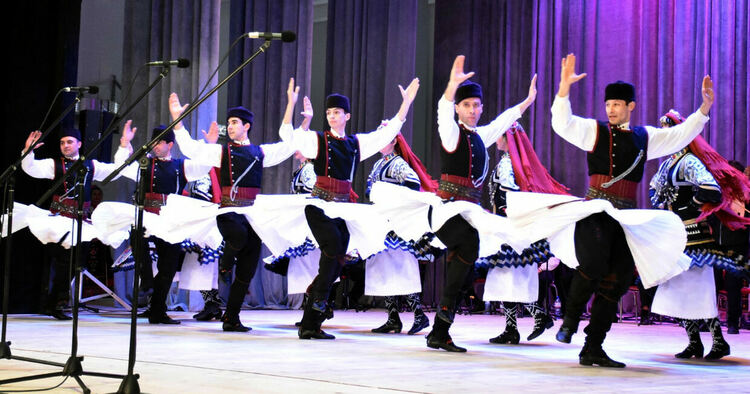 С ефектно „3 D“ шоу и концерт откриха ремонтираното читалище „Заря“