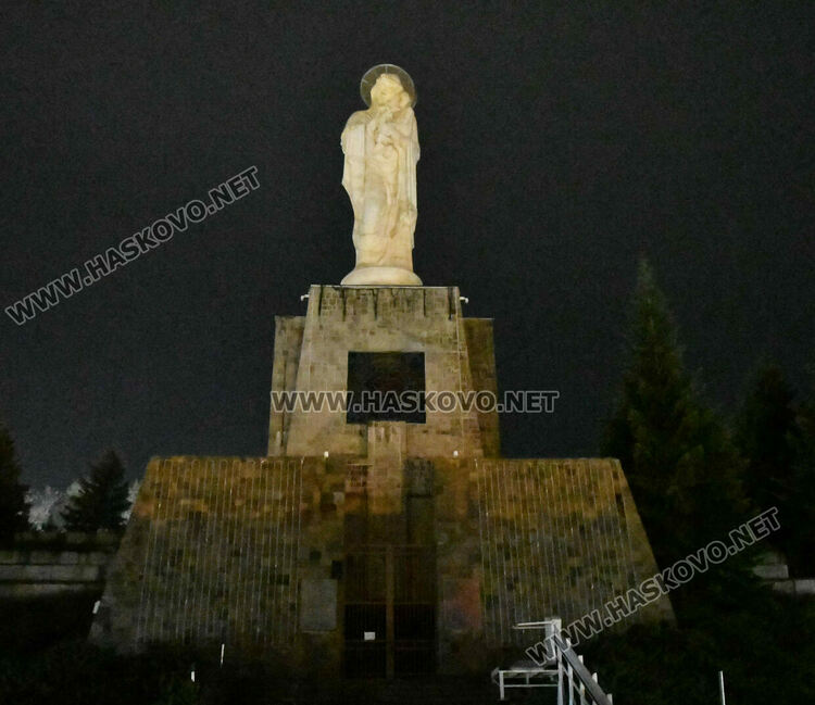 Изгасиха светлините на Монумента на Св. Богородица и Камбанарията в рамките на Часът на Земята
