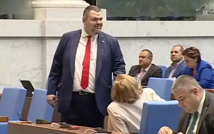 Шефът на ДПС-НН няма нищо против вече да бъде и открит партньор на управляващата тройка - но такива искат да бъдат и доганистите.