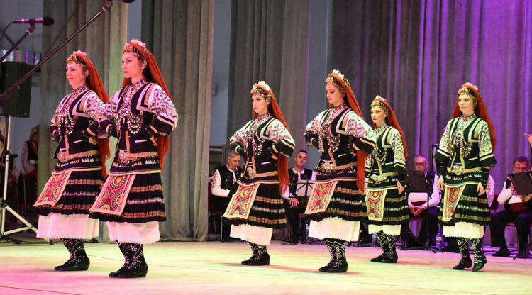 С ефектно „3 D“ шоу и концерт откриха ремонтираното читалище „Заря“