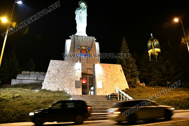 Изгасиха светлините на Монумента на Св. Богородица и Камбанарията в рамките на Часът на Земята