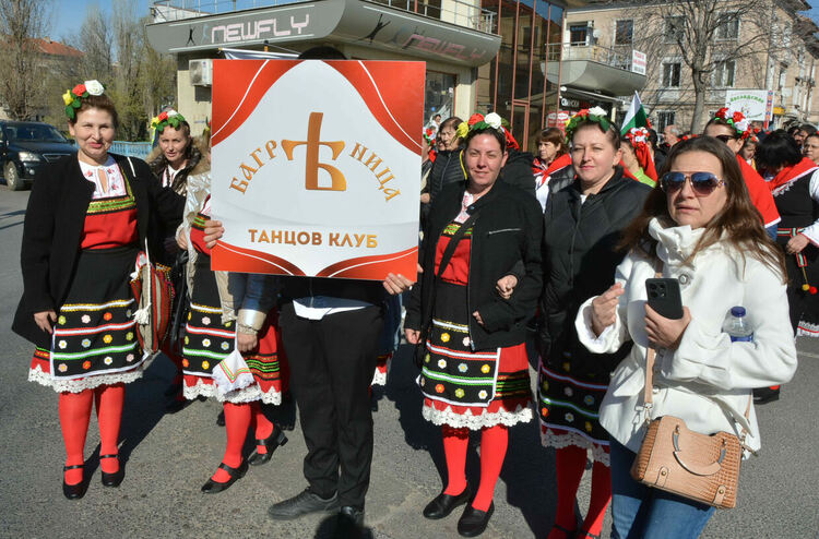 Близо 1100 танцьори откриха фестивала „Хайдушка софра“ с шествие през центъра на Хасково