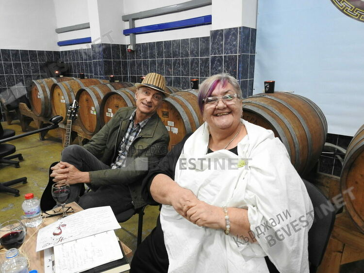 Духът на траките сатри оживя в Момчилград,  ценители на виното дегустираха свещената напитка с музика и поезия