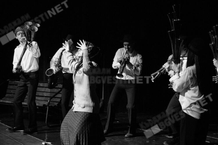 Фурор в Кърджали: Младежкият театър „Има как“  по проект на Сдружение „Омега“ завладя публиката