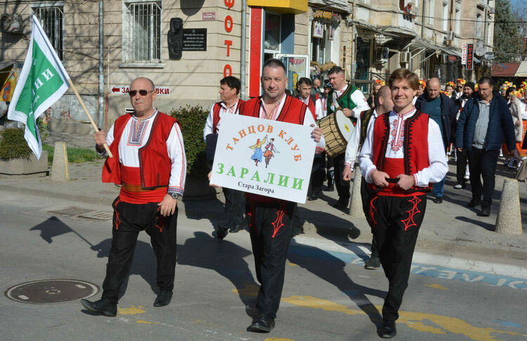 Близо 1100 танцьори откриха фестивала „Хайдушка софра“ с шествие през центъра на Хасково