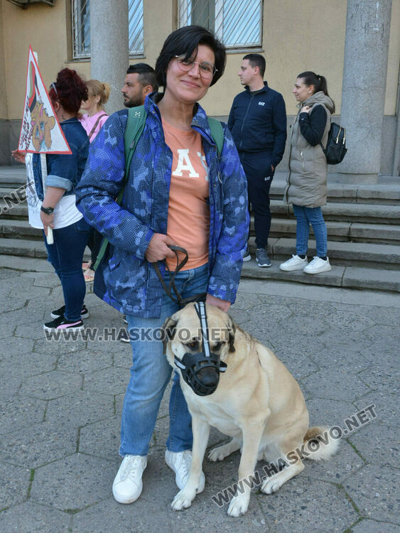 Десетки излязоха на протест в защита на животните в Хасково